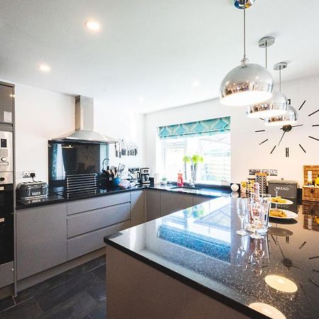 Luxury 4 Bed, 3 Bathroom, Pet Friendly Villa, Sleeps 8, With Hot Tub In Trearddur Bay Exterior photo