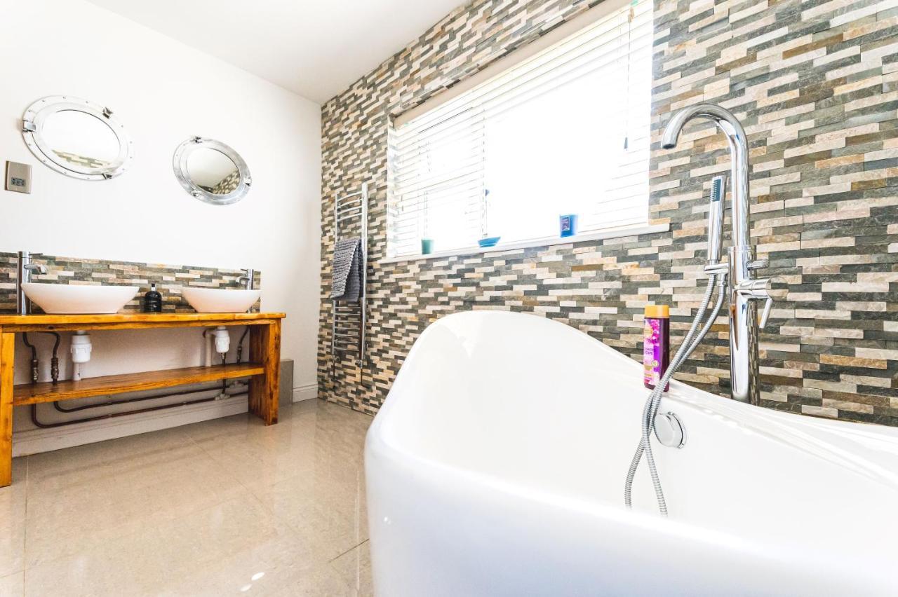 Luxury 4 Bed, 3 Bathroom, Pet Friendly Villa, Sleeps 8, With Hot Tub In Trearddur Bay Exterior photo