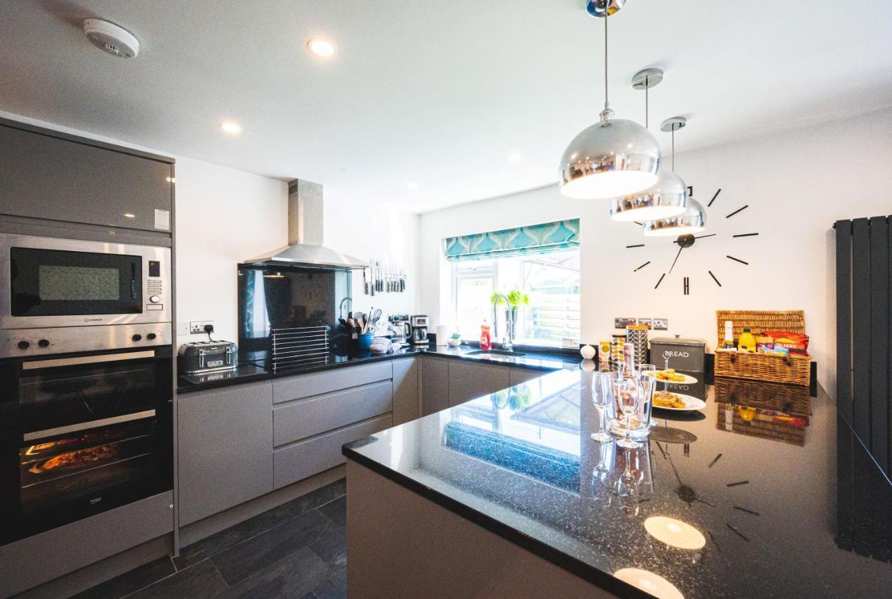 Luxury 4 Bed, 3 Bathroom, Pet Friendly Villa, Sleeps 8, With Hot Tub In Trearddur Bay Exterior photo