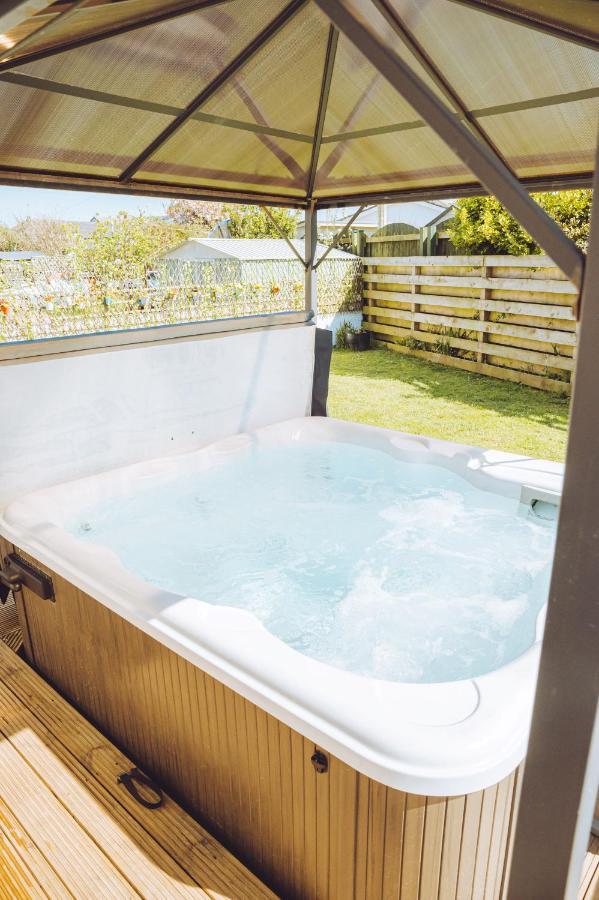 Luxury 4 Bed, 3 Bathroom, Pet Friendly Villa, Sleeps 8, With Hot Tub In Trearddur Bay Exterior photo